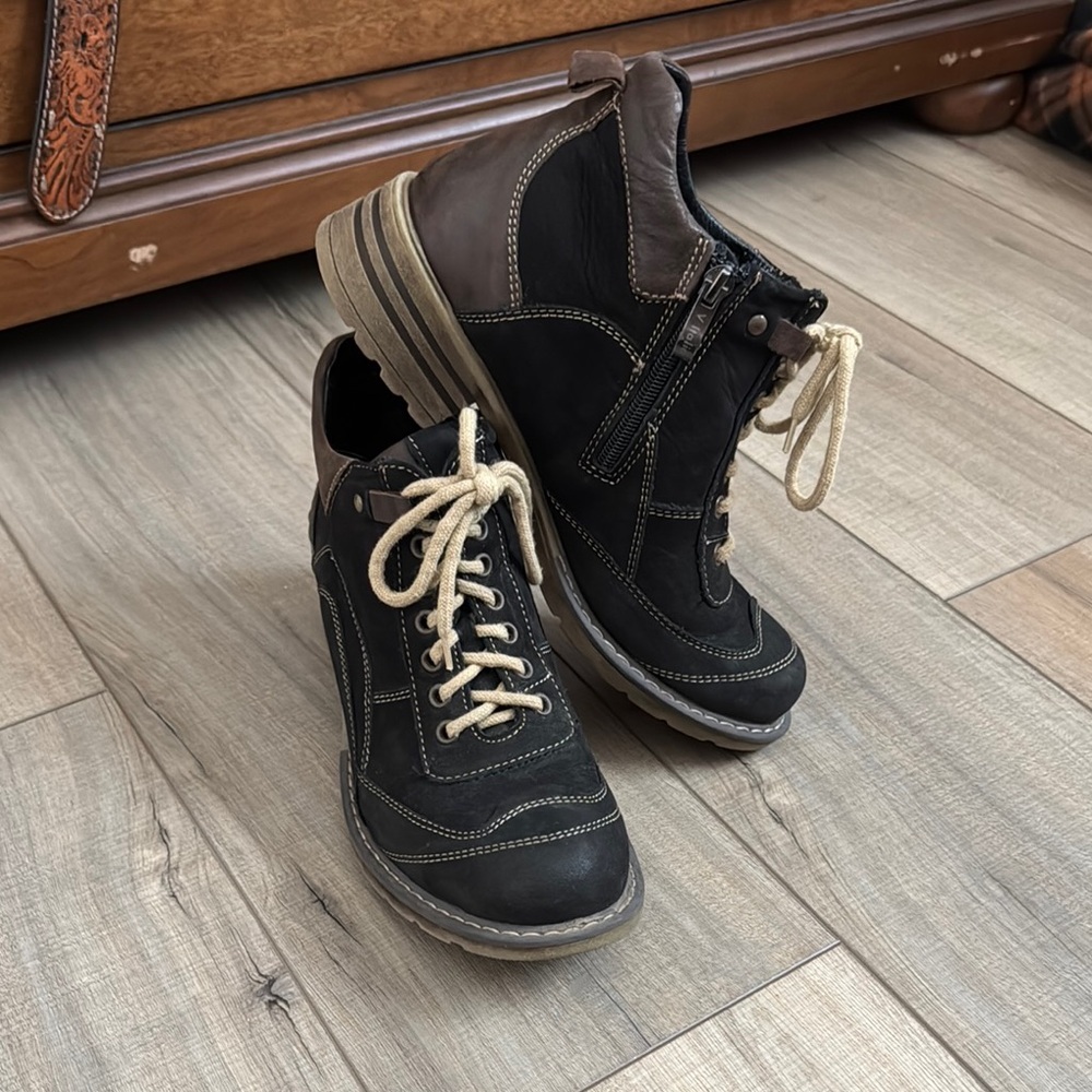 V-Italia Black and Brown Leather Ankle Boots